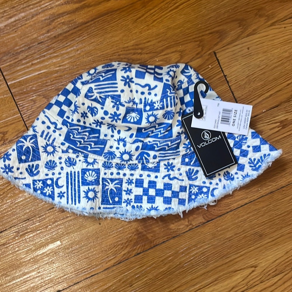 NWT Volcom Bucket Hat